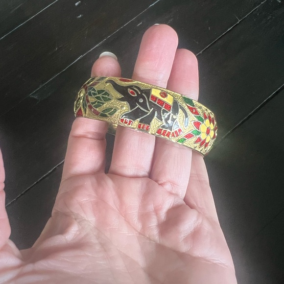Vintage Gold Elephant Carved Bangle - Picture 4 of 5